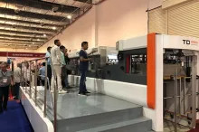 آلة قطع القوالب ذات الألواح الورقية الورقية مع التجريد