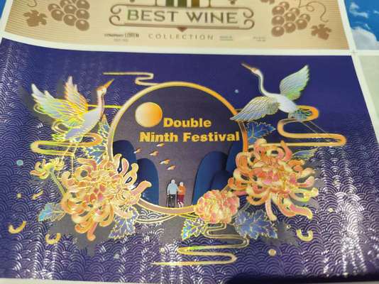 آلة طباعة الورنيش الرقمي بدقة 360*360 نقطة في البوصة تصل إلى 1440*360 نقطة في البوصة وسرعة 10 متر/دقيقة - 60 متر/دقيقة لإنتاج ملصقات عالية الجودة