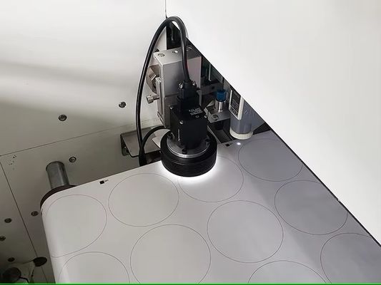 قطاع ليزر الرقمي للوحة مع سرعة القطع ماكس 27m / min وعرض الملصق ماكس 330mm