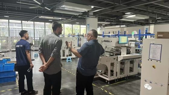 قطاع ليزر الرقمي للوحة مع سرعة القطع ماكس 27m / min وعرض الملصق ماكس 330mm