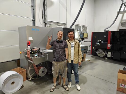 آلة طباعة الورنيش والختم البارد الرقمية للملصقات مقاس 450 مم