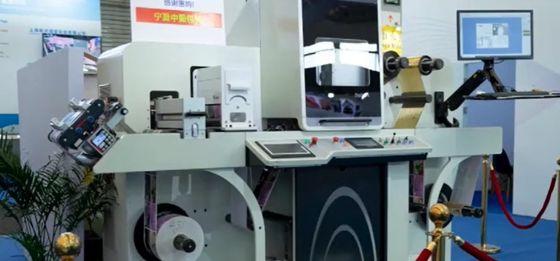 آلة تحسين الملصقات بالورنيش الرقمية بختم الرقائق الرقمية مع تأثير ساطع ثلاثي الأبعاد